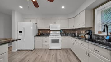 Geladeira, micro-ondas, fogão, cooktop