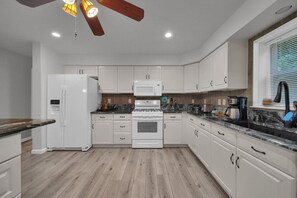 冰箱、微波炉、烤箱、炉灶