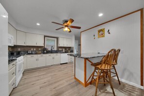 冰箱、微波炉、烤箱、炉灶