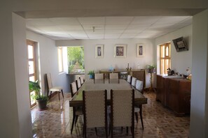 50-inch flat-screen TV with digital channels - Schatzi Lodge (Yungar)