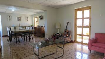 Tägliches inbegriffenes kontinentales Frühstück