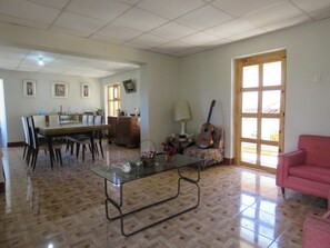 Free daily continental breakfast - Schatzi Lodge (Yungar)