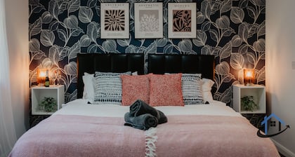 3 bed and 3 bath townhouse, free parking, sleeps 6