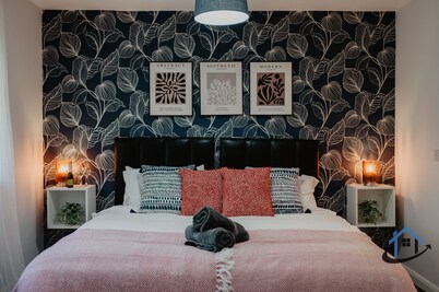 3 bed and 3 bath townhouse, free parking, sleeps 6
