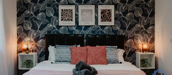 3 bed and 3 bath townhouse, free parking, sleeps 6