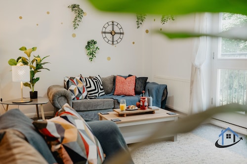 3 bed and 3 bath townhouse, free parking, sleeps 6
