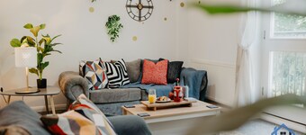 3 bed and 3 bath townhouse, free parking, sleeps 6
