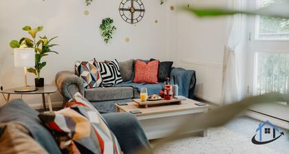 3 bed and 3 bath townhouse, free parking, sleeps 6