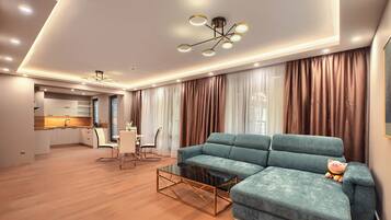 1 habitación, escritorio y espacio para trabajar con laptop