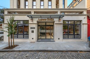Entrada de hotel con un cartel que dice "Aurora Sofia".