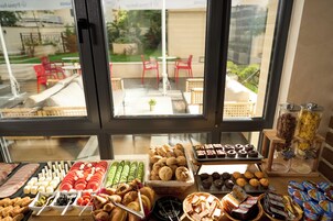 包含每日自助早餐