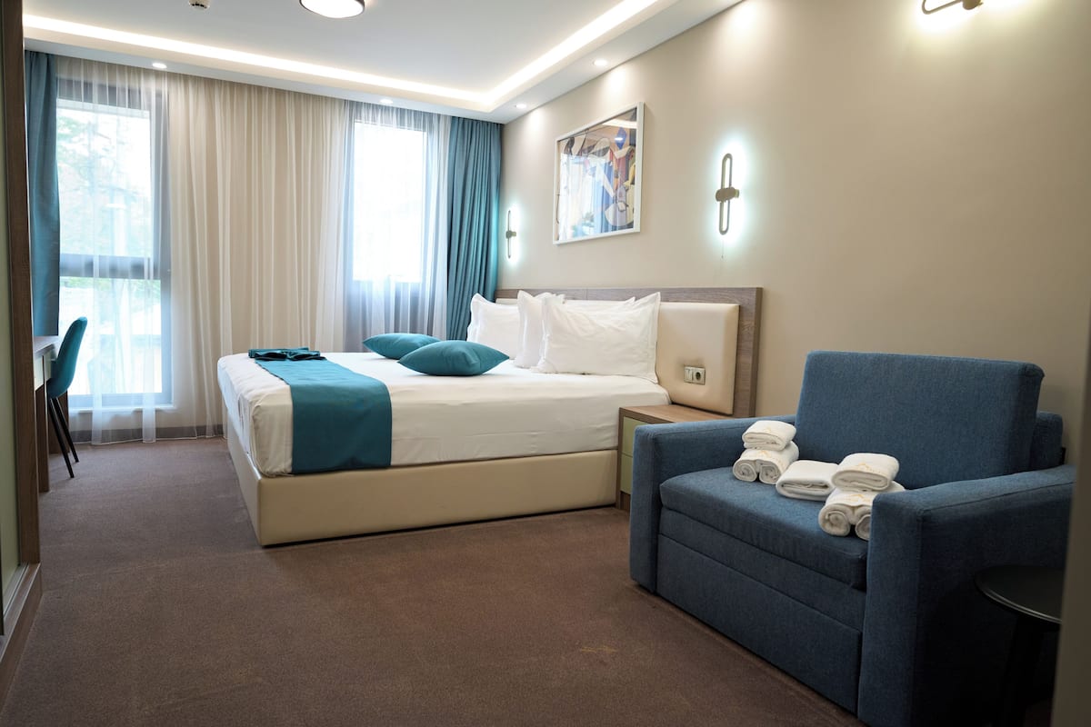 Family Double Room | In-room safe, desk, laptop workspace, blackout curtains