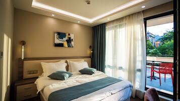 Dobbeltrom | Skrivebord, skrivebord for bærbar PC, wi-fi (inkludert) og sengetøy