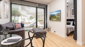 Departamento, 1 habitación, vista al patio | Área de sala de estar