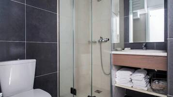 Dusche, Haartrockner, Bidet, Handtücher