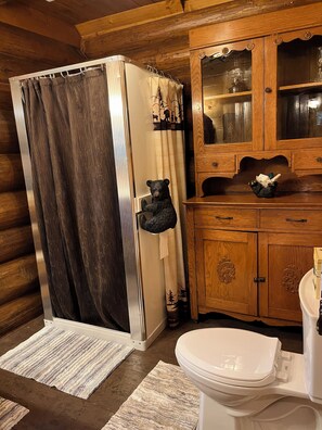 Ducha, toallas y papel higiénico