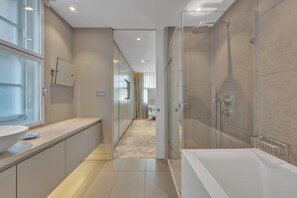 Exclusive Apartment, 2 Bedrooms, City View | Bathroom - The Baker Residences (London)