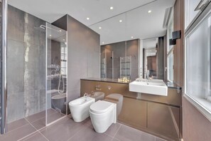 Superior Apartment, 2 Bedrooms, City View | Bathroom - The Baker Residences (London)