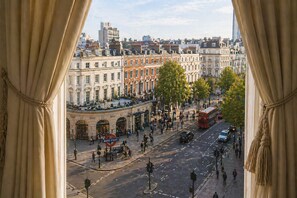 A view of Baker Street with historic buildings, a red double-decker bus, and pedestrians. - The Baker Residences (London)