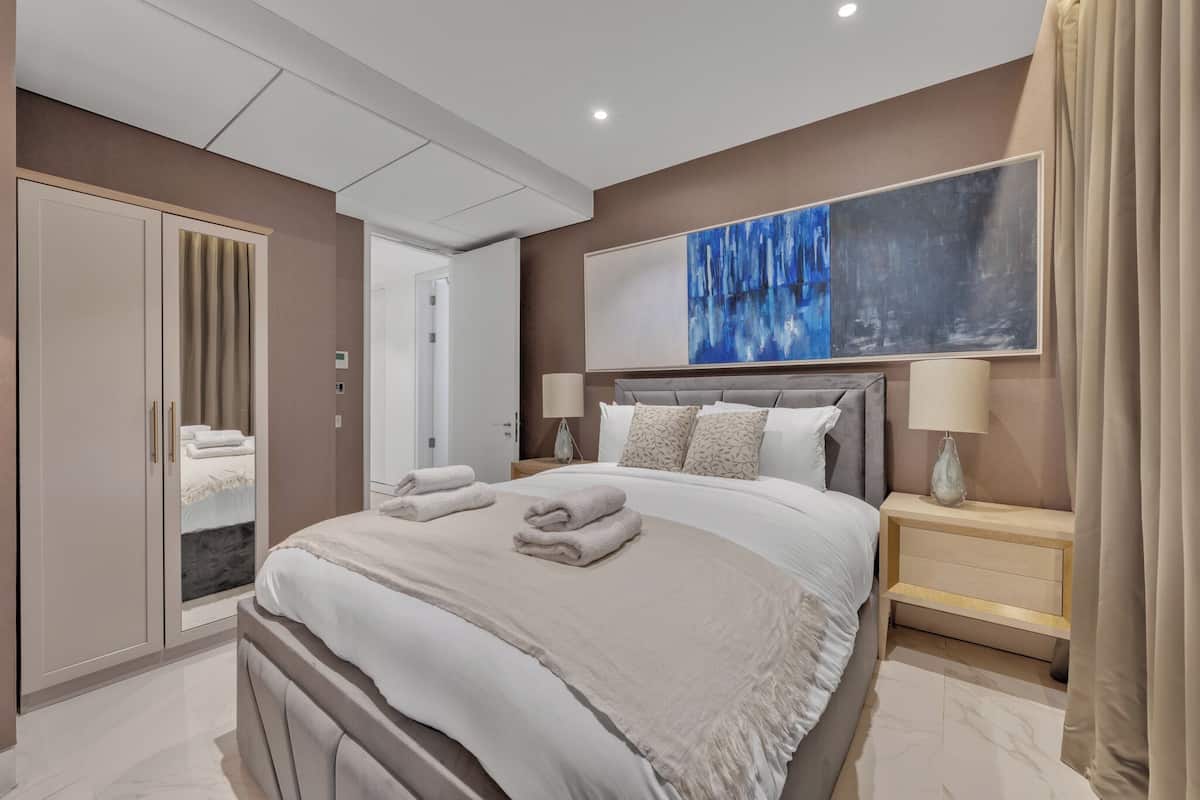 Deluxe-Apartment, 2 Schlafzimmer, Stadtblick | 2 Schlafzimmer, Bügeleisen/Bügelbrett, kostenloses WLAN, Bettwäsche