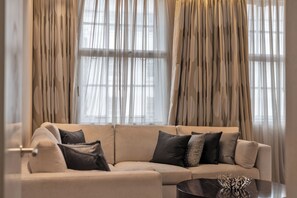 Apartamento exclusivo, 3 habitaciones, vistas a la ciudad | Zona de estar | Smart TV de 42 cm con canales digitales