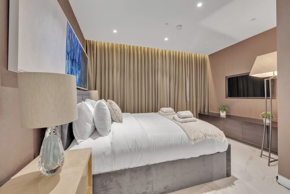 Deluxe Apartment, 2 Bedrooms, City View - The Baker Residences (London)