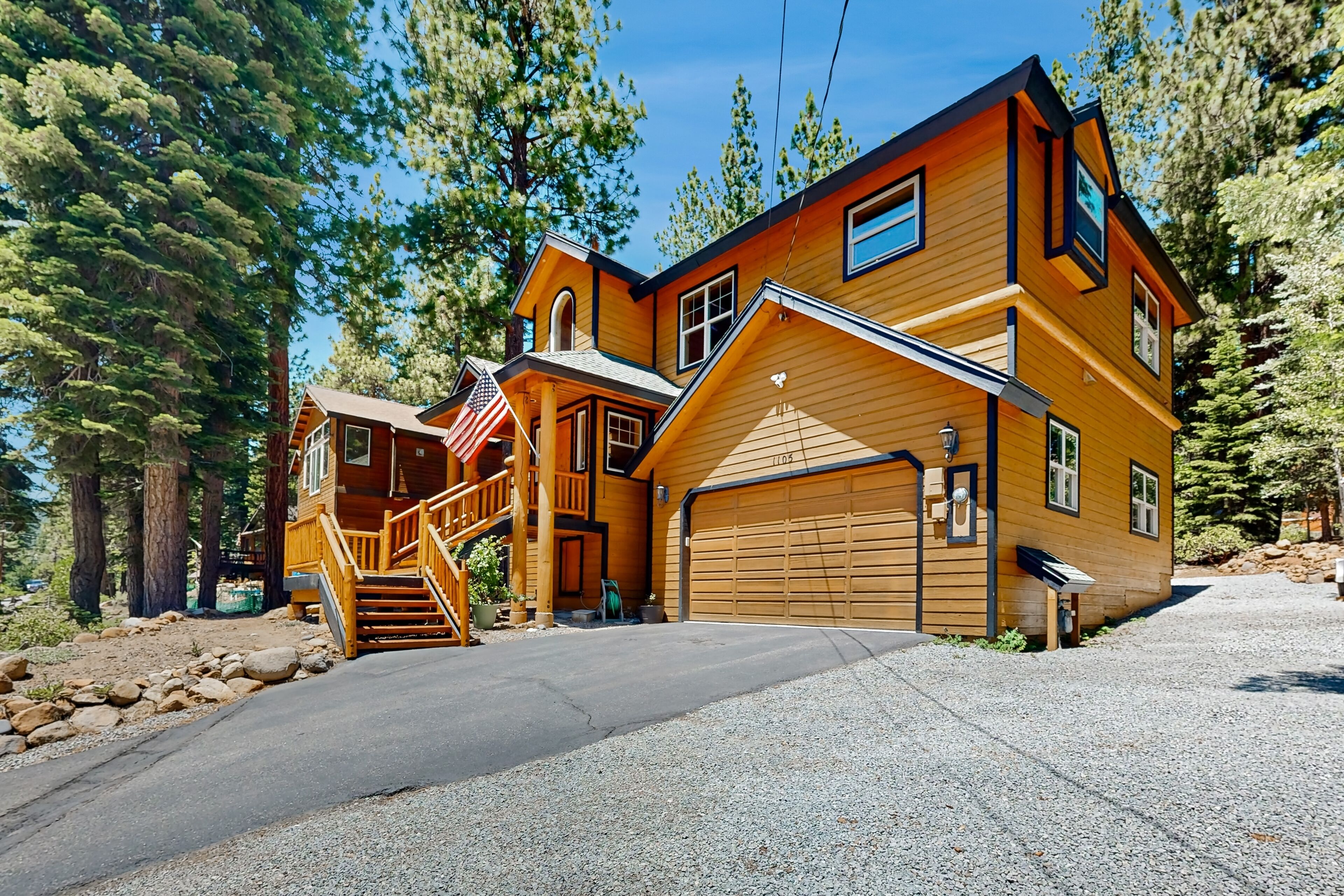 Welcoming house with hot tub, expansive deck + free wifi