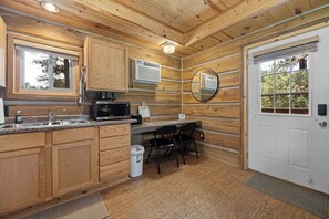 Réfrigérateur, micro-ondes, cafetière/bouilloire, grille-pain