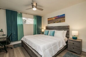 2 habitaciones, escritorio y tabla de planchar con plancha 