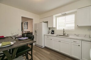 ثلاجة، ميكروويف، فرن، موقد طهي مسطح