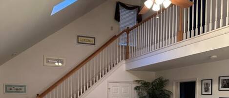 Téléviseur connecté, foyer, lecteur de DVD, livres