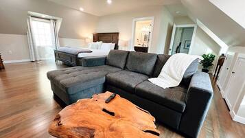 7 makuuhuonetta, työpöytä, silitysrauta/-lauta, vauvan matkasänky