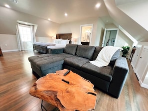 7 室のベッドルーム、デスク、アイロン / アイロン台、旅行用ベビーベッド