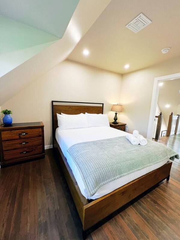 7 bedrooms, desk, iron/ironing board, travel crib