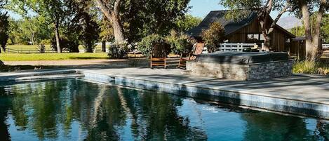 Utendørsbasseng og et oppvarmet basseng