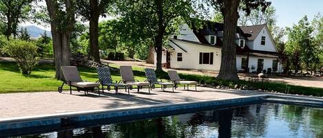 Alberca al aire libre y alberca climatizada