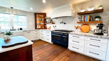 KĂŒhlschrank, Mikrowelle, Ofen, Herdplatte