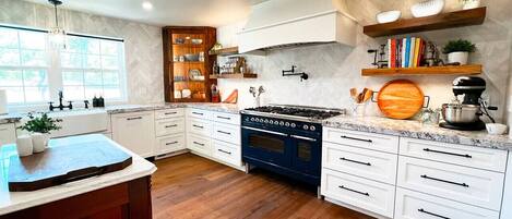 冰箱、微波炉、烤箱、炉灶