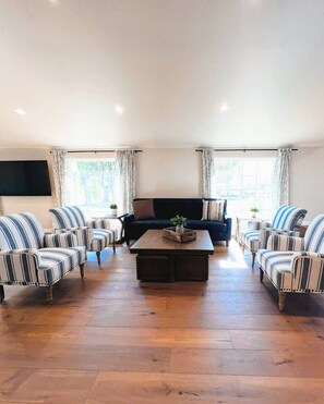 Smart TV, fireplace, books, video library - The Ranch House – Pool, Hot Tub & Fire Pit Retreat (Reno)