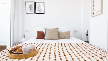 1 habitación, cubrecamas, decoración personalizada y muebles diferentes