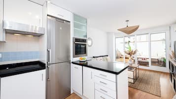 Cafetera/tetera, tostadora, silla alta para bebés, artículos de limpieza