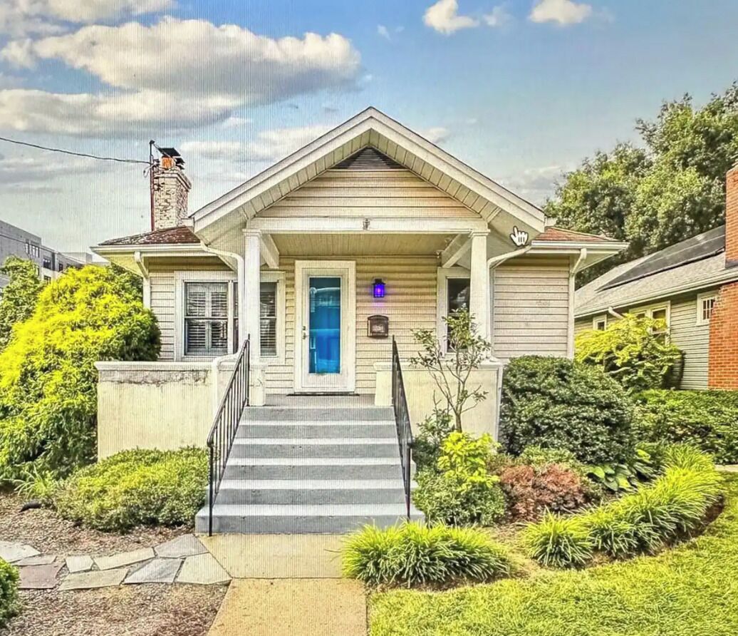 Cozy 2-bedroom historic bungalow in popular Arlington near metro