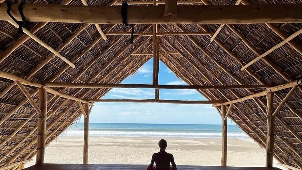 A beach hut with a thatched roof and wooden beams, overlooking a sandy beach and the ocean. - Hotel Kraken (Tola)