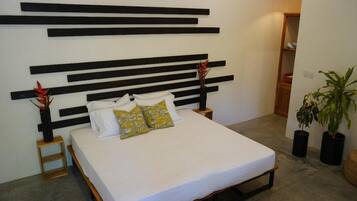 Deluxe Room, Non Smoking | In-room safe, blackout drapes, free WiFi