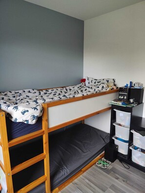4 bedrooms, iron/ironing board, WiFi, bed sheets