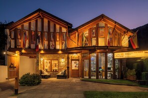 Front of property - evening/night - HOTEL ANTIGUOS (San Martín de los Andes)