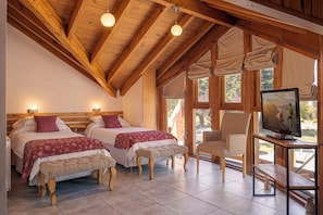 Classic Quadruple Room | Blackout drapes, free WiFi, bed sheets - HOTEL ANTIGUOS (San Martín de los Andes)