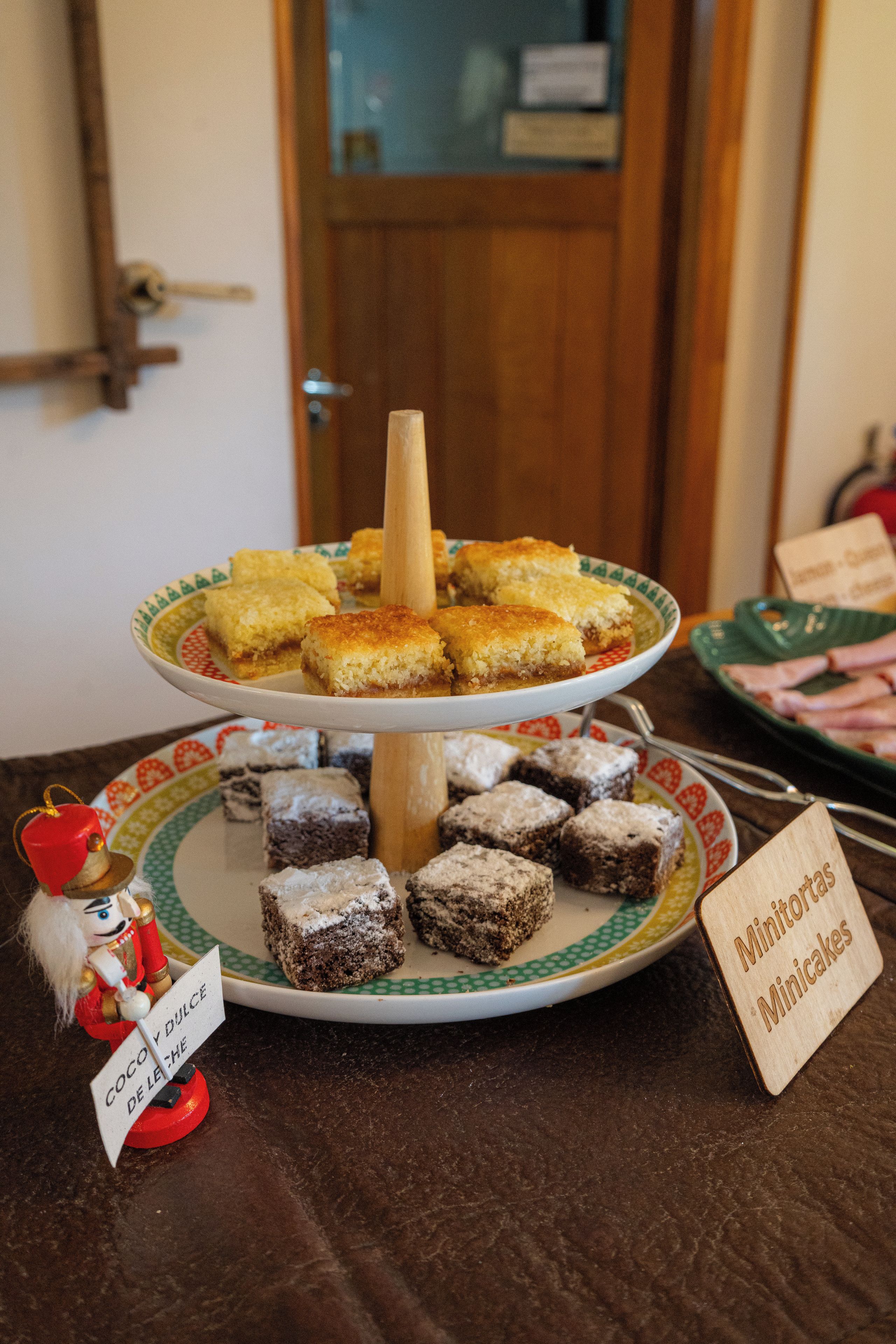 A dessert display with various cakes and a sign indicating 'Minotorettes Minicakes'.