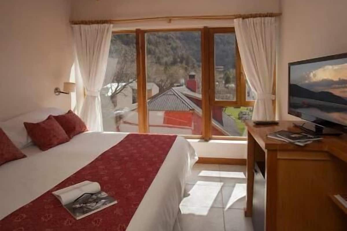 1 bedroom, blackout curtains, free WiFi, bed sheets