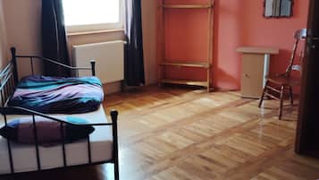 6 bedrooms, WiFi, bed sheets